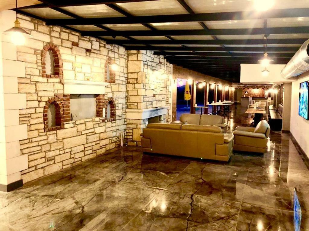 פוצ'ה Victoria Hotel And Lounge מראה חיצוני תמונה