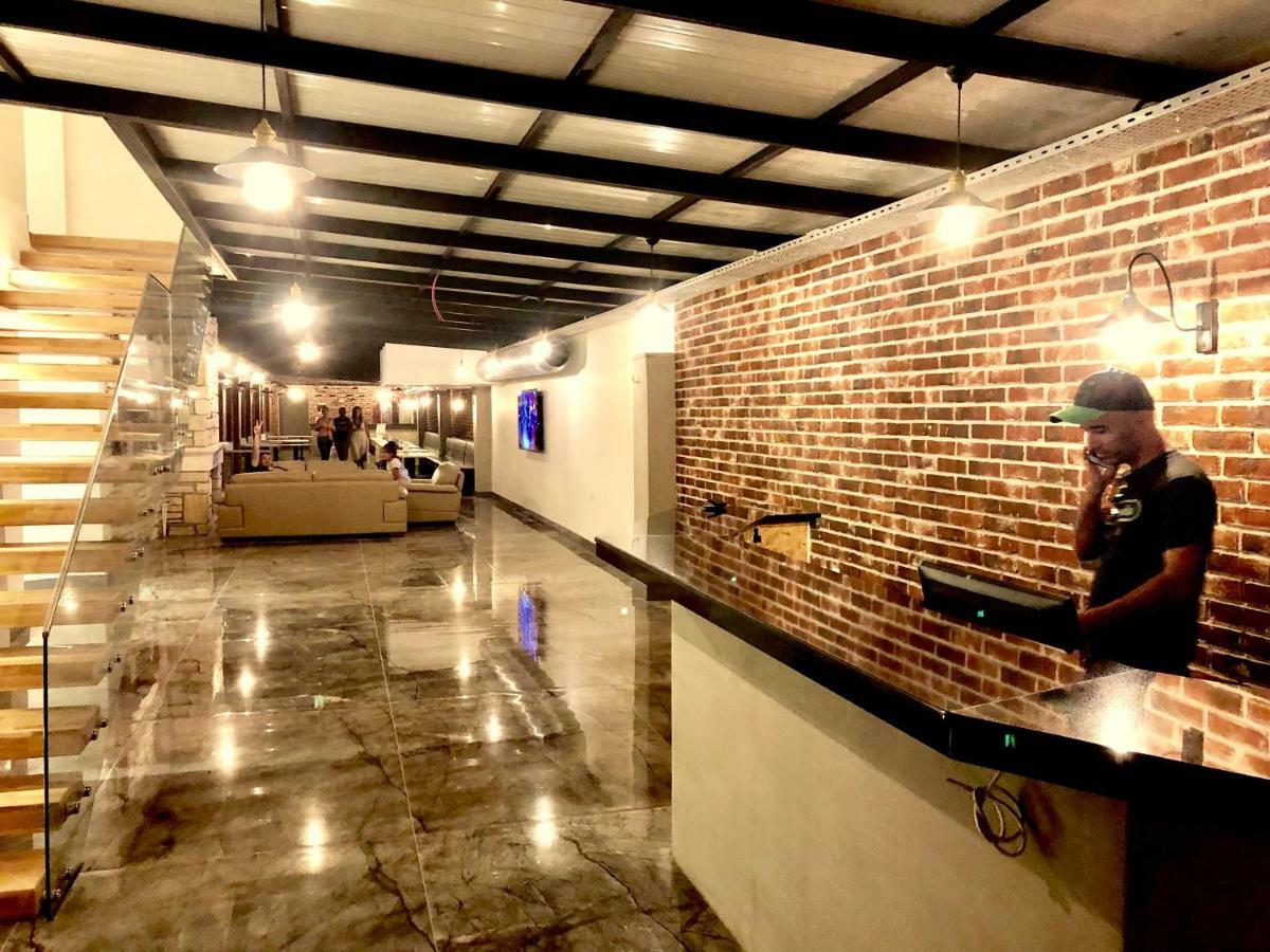 פוצ'ה Victoria Hotel And Lounge מראה חיצוני תמונה