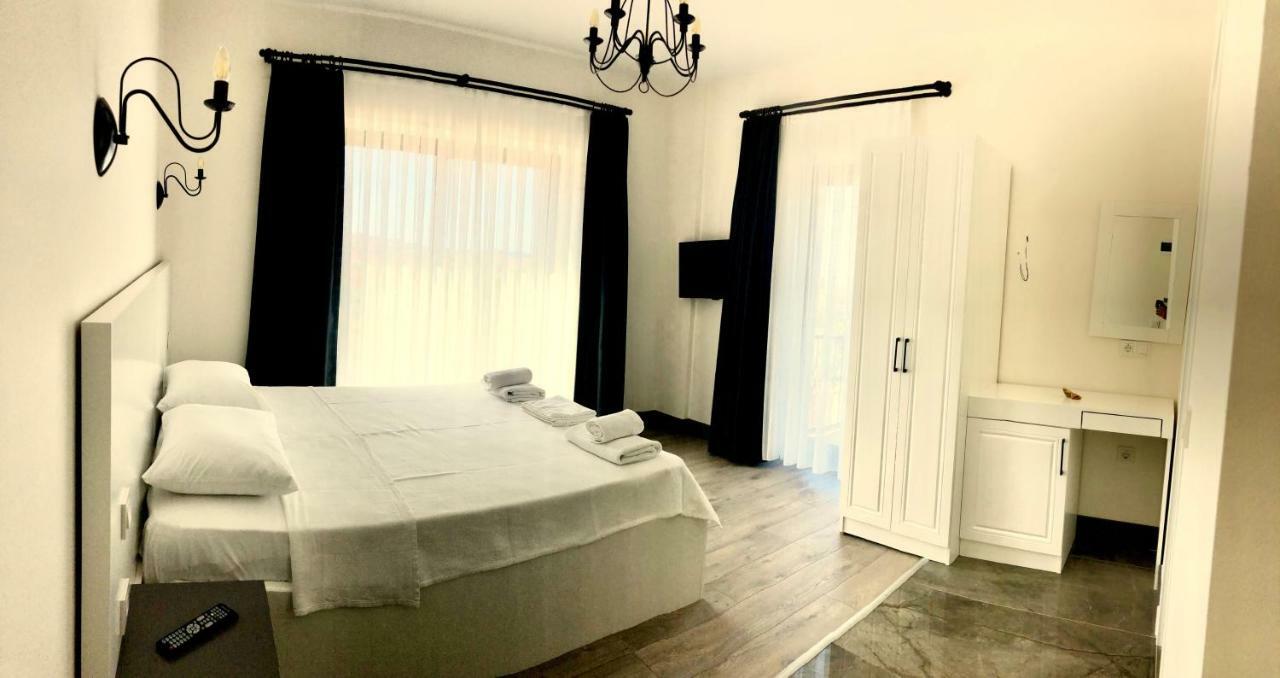 פוצ'ה Victoria Hotel And Lounge מראה חיצוני תמונה